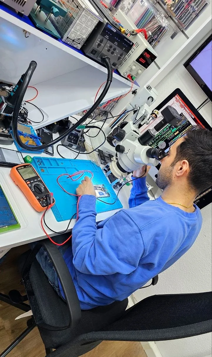 Smartphone-Reparatur am Mikroskop im ASE-Mobile Laden